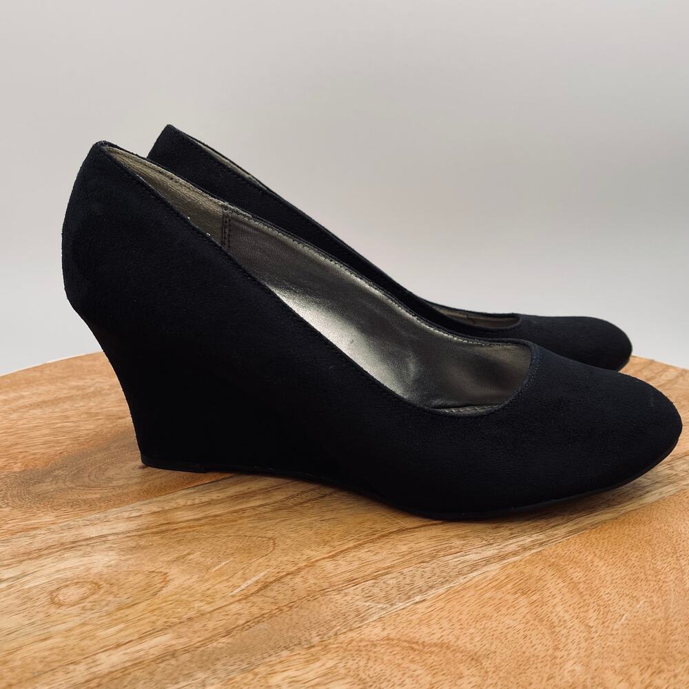 Dexter Black Faux Suede Wedge Heels Size 9 Round Toe Comfort Shoes